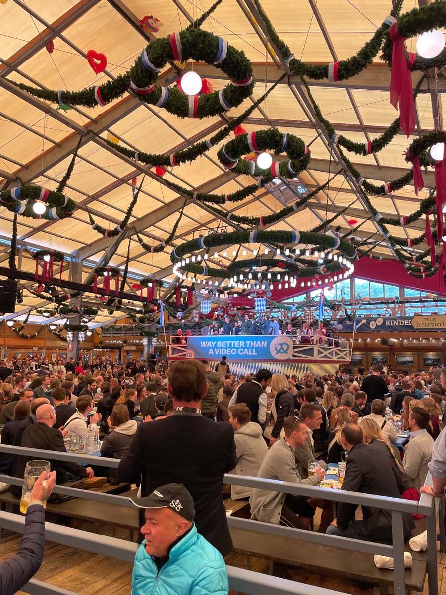 FaarenGroup's tweet photo. 🎉 What an eventful week in #Munich. 🥨 This year's @bitsandpretzels was yet again a very special one. 🖤 Numerous young #entrepreneurs, #startups and established #companies came together to exchange ideas on current topics. 💬

#carsubscription #automotive #mobility #newmobility https://t.co/LqJaz3nwn1
