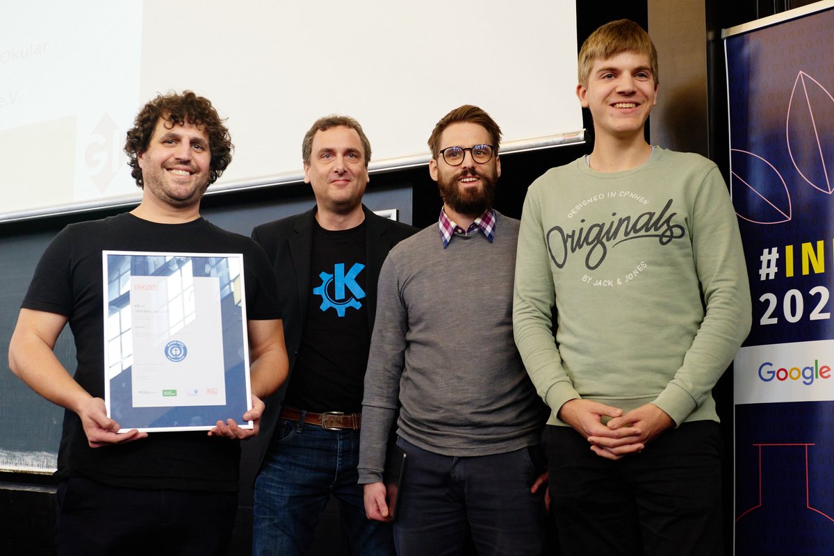 KDE Okular als erstes Unternehmen mit dem Blauen Engel <a href="/UmweltEngel/">Der Blaue Engel</a> für ressourcen- und energieeffiziente Softwareprodukte im Rahmen der ENVIROINFO in Hamburg ausgezeichnet.
blauer-engel.de/de/produktwelt… 
Foto: Fabian Hammerl Photographie