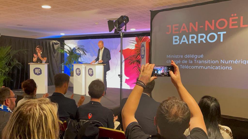 💬"Une politique ambitieuse pour la médiation numérique !" le ministre <a href="/jnbarrot/">Jean-Noël Barrot</a> a profité de #NEC2022 pour lancer l'acte 2 d'une stratégie nationale pour un numérique inclusif, notamment la pérennisation des conseillers numériques #FranceServices (déploiement ANCT) 🧑🏼‍💻👩🏼‍💻🙏🏼