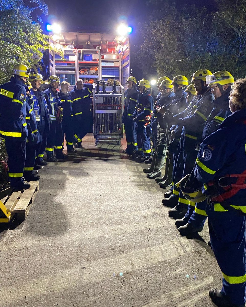 Am letzten Dienstabend wurde wieder eine umfangreiche Übung abgehalten. Es galt eine vermisste Person aus schwerzugänglichen Terrain zu retten.

Wer was gemacht hat und viele weitere Bilder findet ihr in Kürze auf unserer Webseite.