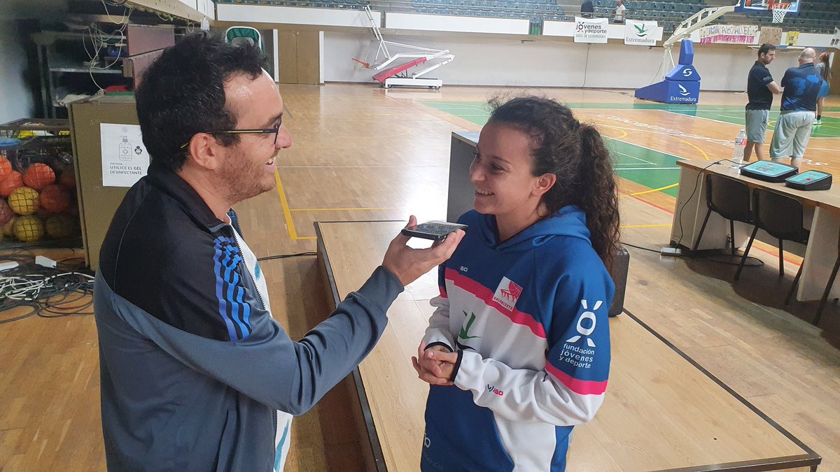 CPMiralvalle's tweet photo. 📻 Nos alegra su vuelta a las ondas, pero aún más recibir la visita de un grande de Canal Extremadura Radio como es @Ivan_Herrero quien ha entrevistado a nuestra capitana @AliciaMS10 
La entrevista en Zona Mixta   @cextremadura está partir del minuto 18: https://t.co/hYIp6CdlM9 https://t.co/mcikZH4Stn