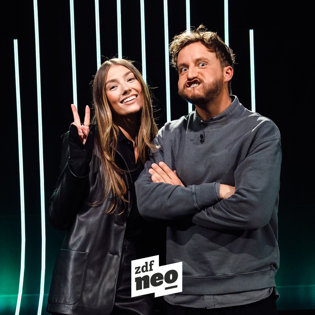 ZDFneo's tweet photo. Es ist Donnerstag, das heiรt es ist #StudioSchmitt-Tag! Diese Woche zu Besuch: Victoria Secret Model und #OneMicStand Teilnehmerin Lorena Rae ๐ JETZT ONLINE in der #ZDFmediathek ๐ https://t.co/cK6IZi1UEX und um 22:20 Uhr im TV ๐บ https://t.co/DpDIIeIRjm