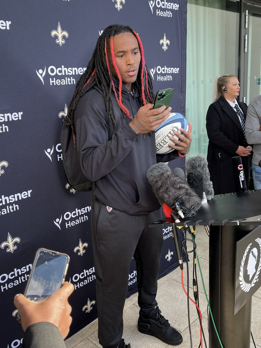 #Saints WR Marquez Callaway giving a shoutout to the @londonirish rugby team members who came out to watch practice today. @Saints are practicing at the London Irish RFC Training facility. #SaintsInLondon ⚜️