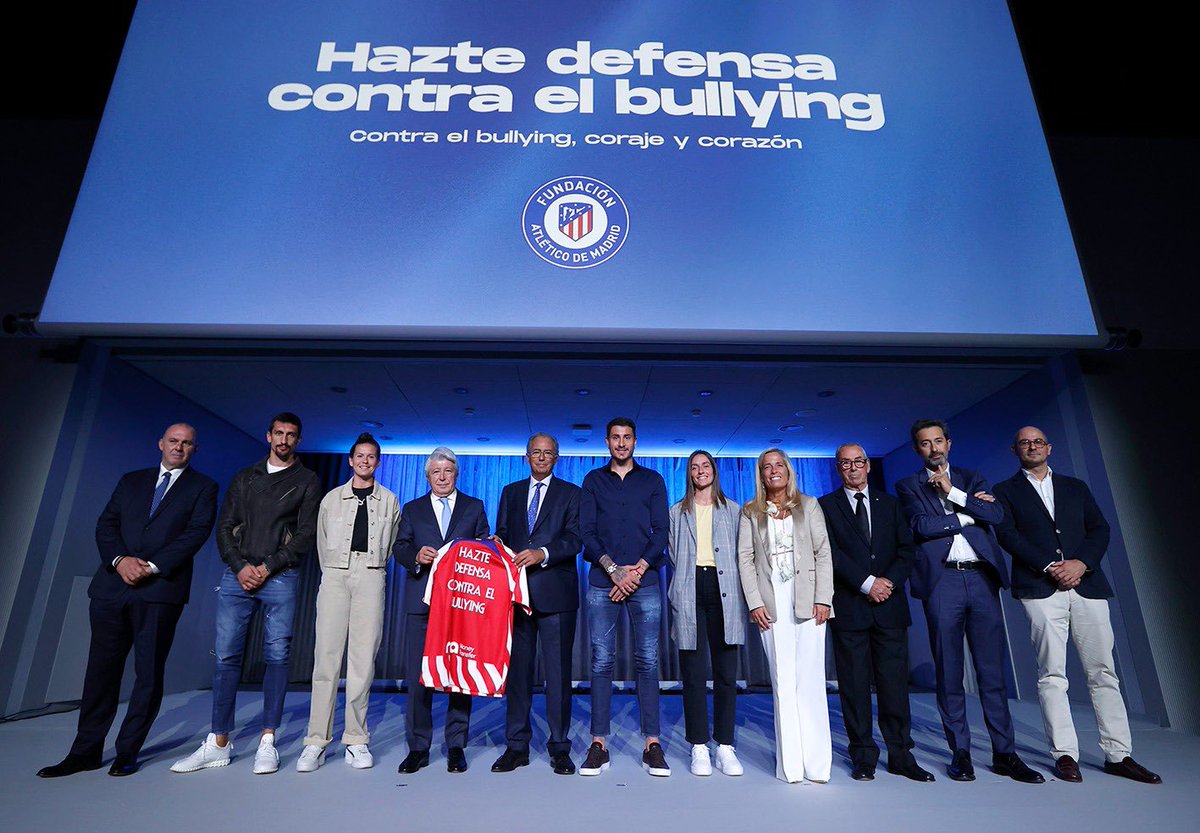AtletiFundacion's tweet photo. El Cívitas @Metropolitano acogió el acto de presentación de la campaña: 𝗛𝗮𝘇𝘁𝗲 𝗱𝗲𝗳𝗲𝗻𝘀𝗮 𝗰𝗼𝗻𝘁𝗿𝗮 𝗲𝗹 𝗯𝘂𝗹𝗹𝘆𝗶𝗻𝗴. 

ℹ️ https://t.co/rXR7WujxQi
📸 https://t.co/GJcdJCwFX7

#HazteDefensaContraElBullying https://t.co/y7NQOMLINE
