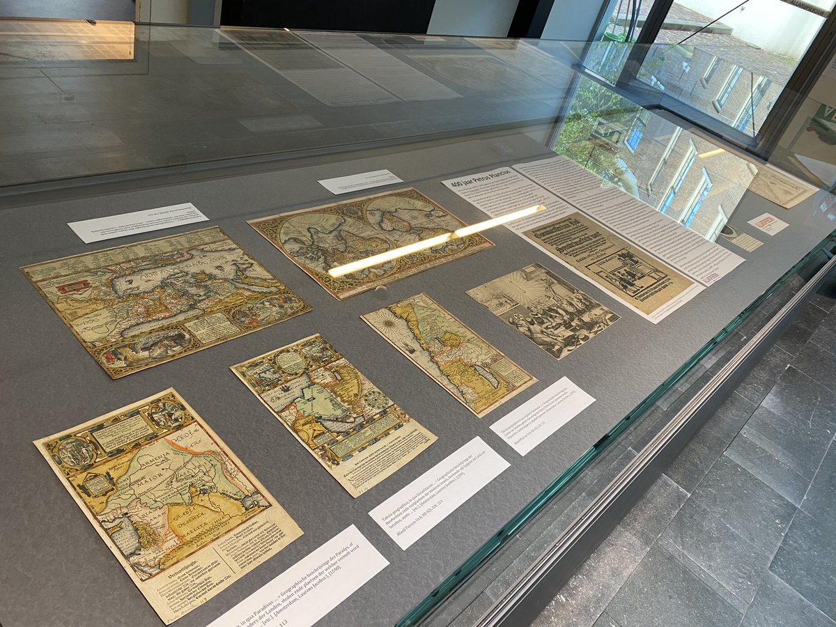 Reindst's tweet photo. 400 jaar geleden overleed de Zuid-Nederlandse predikant en cartograaf Petrus #Plancius. Inwoners uit zijn geboortedorp #Dranouter komen dezer dagen bij @allard_pierson enkele van Plancius’ #kaarten bekijken; die liggen daarom tijdelijk in een vitrine.
https://t.co/yQv8dsslm5 https://t.co/q5a0jZR5xX