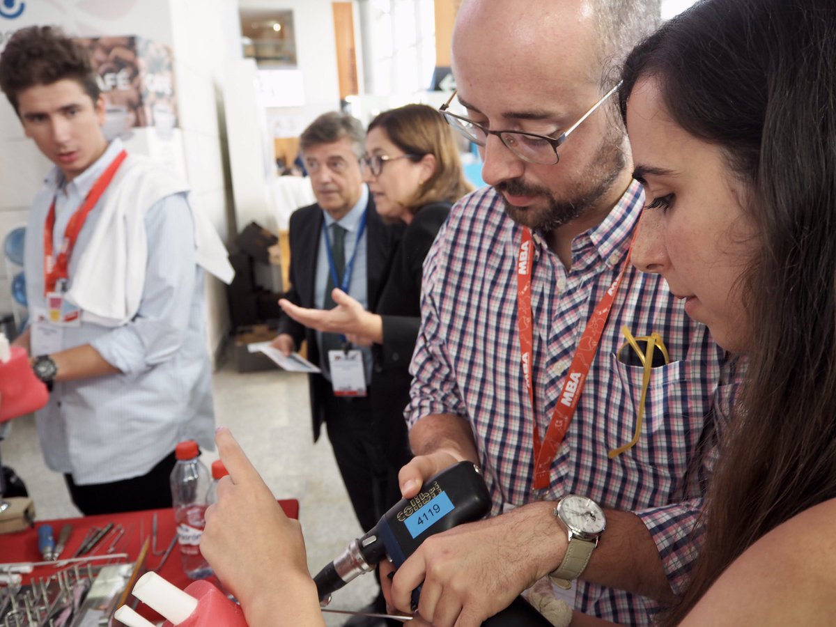 secot22's tweet photo. En los descansos entre ponencias, la zona comercial se convierte en un lugar de compartir aprendizaje y experiencias.
Como en este taller de cirugía del hallux valgus de @DePuySynthes https://t.co/MQ88w6rmzW