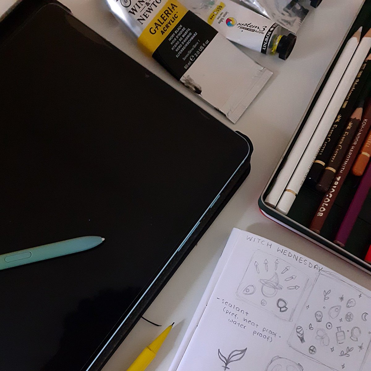 LTH_art's tweet photo. Wanted to share some of my #inktober art supplies!

#artchallenge #inktober22 #digitalart #photography #coloredpencils #acrylicpaint https://t.co/K5nVX0uOBY