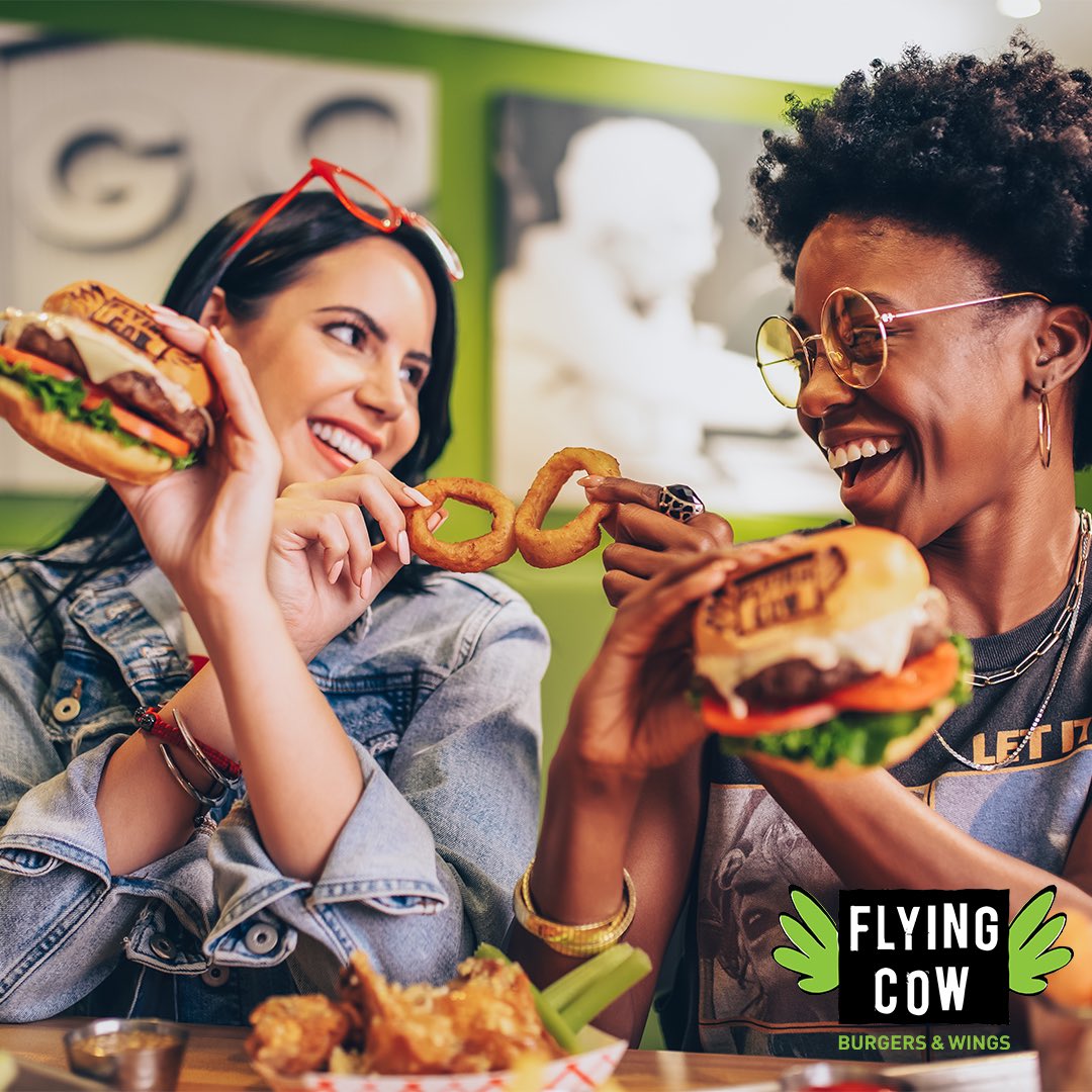 SeminoleClassic's tweet photo. Cheers to good times and good food at Flying Cow 🍔🐮
.
#seminolecasino #classiccasino #flyingcow #burger #wings #hotdogs #frenchfries https://t.co/dVIvrEd7Rg