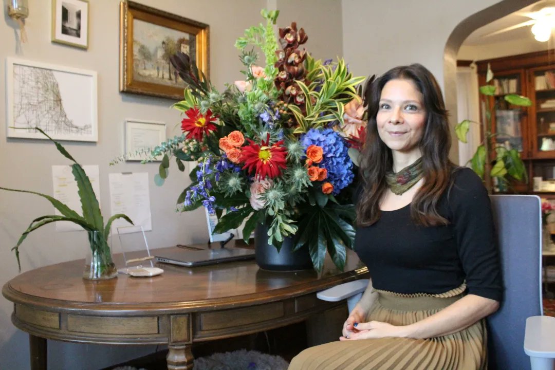 A Lincoln Park woman is creating a 'ripple effect' of joy by placing bouquets across Chicago for strangers to take. buff.ly/3SpG1JZ