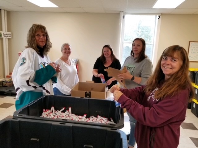 nrmission's tweet photo. We recently welcomed a new volunteer group for the #BackpackProgram - the Altru Clinical Documentation team! They packed more than 1000 food bags and even organized the room for us. 🙂 Thank you for helping us feed local students!  #communitykindness https://t.co/yZyPnjBi0J