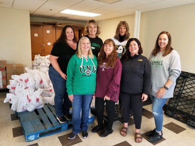 nrmission's tweet photo. We recently welcomed a new volunteer group for the #BackpackProgram - the Altru Clinical Documentation team! They packed more than 1000 food bags and even organized the room for us. 🙂 Thank you for helping us feed local students!  #communitykindness https://t.co/yZyPnjBi0J