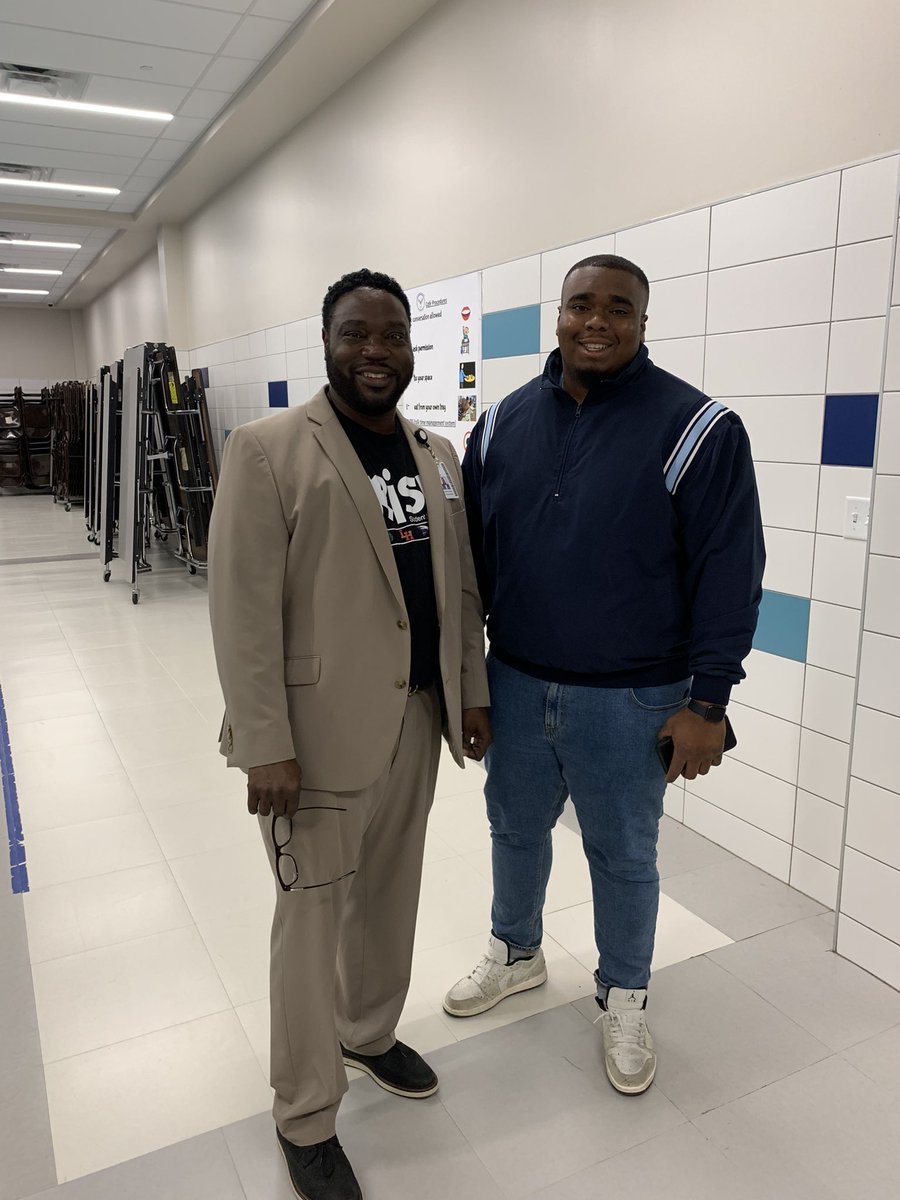 1124missliz's tweet photo. College Week 2022 with our  @AikinEagles success @Curtisjenkinstx Thank you for your encouraging words this morning! Our kids heard you, we all heard you! #BUSMotto #Family Thanks for believing in us!♥️ @RISDcounselors @RichardsonISD @RISDStudentSer1 @ACongdonedu @MsElisaAnthony https://t.co/v2FPmacXjv