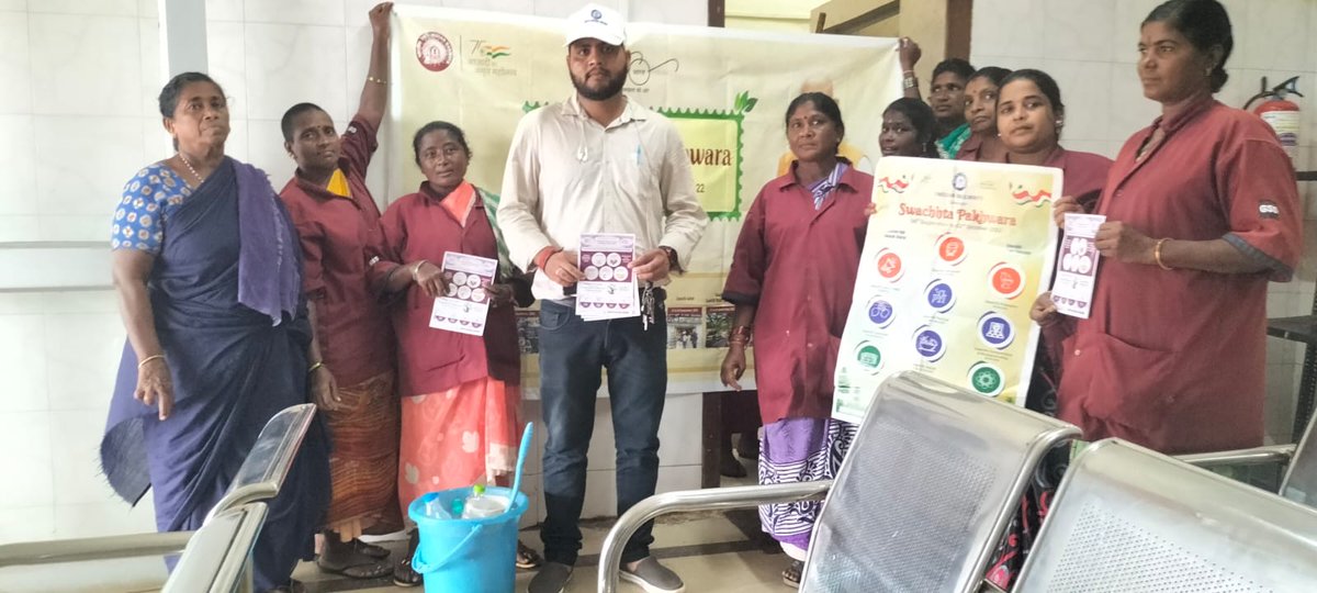 drmvijayawada's tweet photo. #SwachhPakhwara2022
#SwachhRail
#SRSB
#SwachhataHiSeva #SwachhRail #SwachhBharatMission #SwachhBharat
@RailMinIndia
@SCRailwayIndia
#SwachhPrasadhan (Clean Toilets Programme by Staff at #Nellore Station. https://t.co/Ttw1BxpZLY