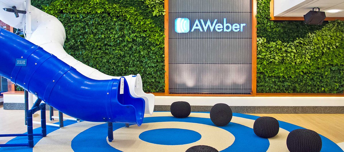 📍AWeber Communication | Chalfont, Pennsylvania 
🌱GSky green wall improves wellbeing by providing stress relief, improved air quality, and a sense of revitalization in addition to its visual appeal. The space is designed to facilitate collaboration, fun and community
#biophilia