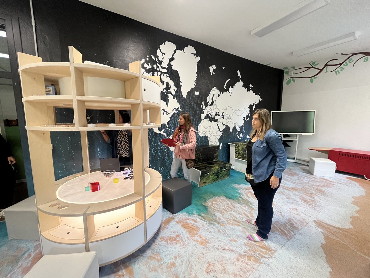 EscolaAnnexa's tweet photo. Descobrint els espais STEAM dels diferents centres de l'Istituto Comprensivo 3 de Mòdena. Podrem algun dia tenir totes les escoles el mateix accés a la tecnologia? @BiblioWagner @EUErasmusPlus @puntedu @EplusCatEdu #MCPuntedu #EPlusCatEdu #CETE https://t.co/3Qi74eF2Ry