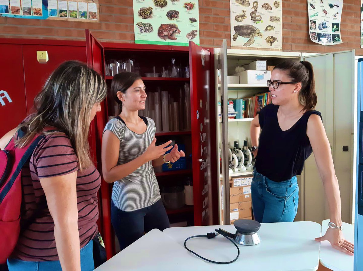 EscolaAnnexa's tweet photo. Descobrint els espais STEAM dels diferents centres de l'Istituto Comprensivo 3 de Mòdena. Podrem algun dia tenir totes les escoles el mateix accés a la tecnologia? @BiblioWagner @EUErasmusPlus @puntedu @EplusCatEdu #MCPuntedu #EPlusCatEdu #CETE https://t.co/3Qi74eF2Ry