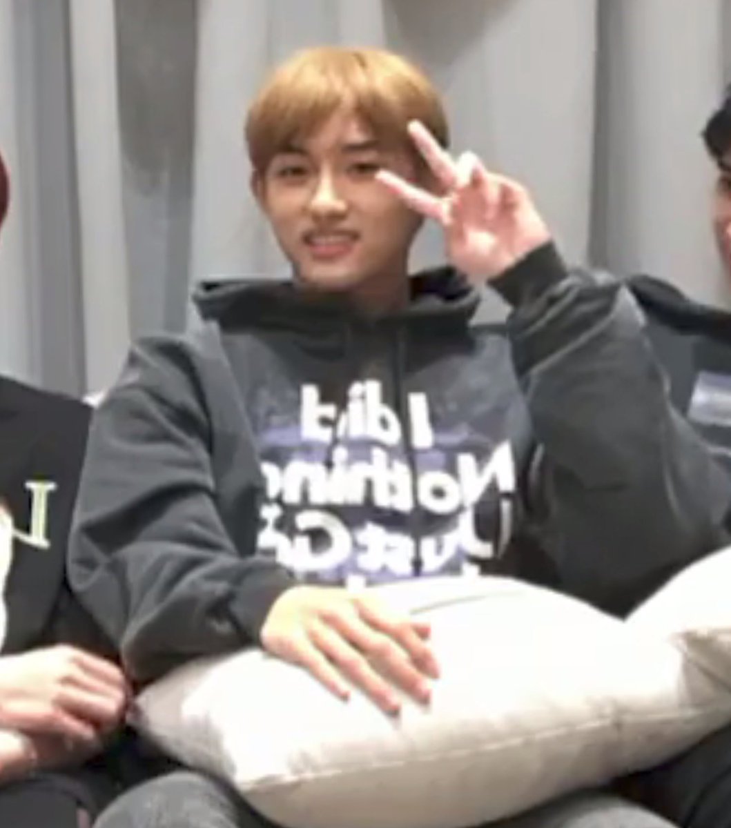 yunqiww's tweet photo. 😸✌️

#WINWIN #윈윈 #NCT #WayV https://t.co/MvC2hjMhVg