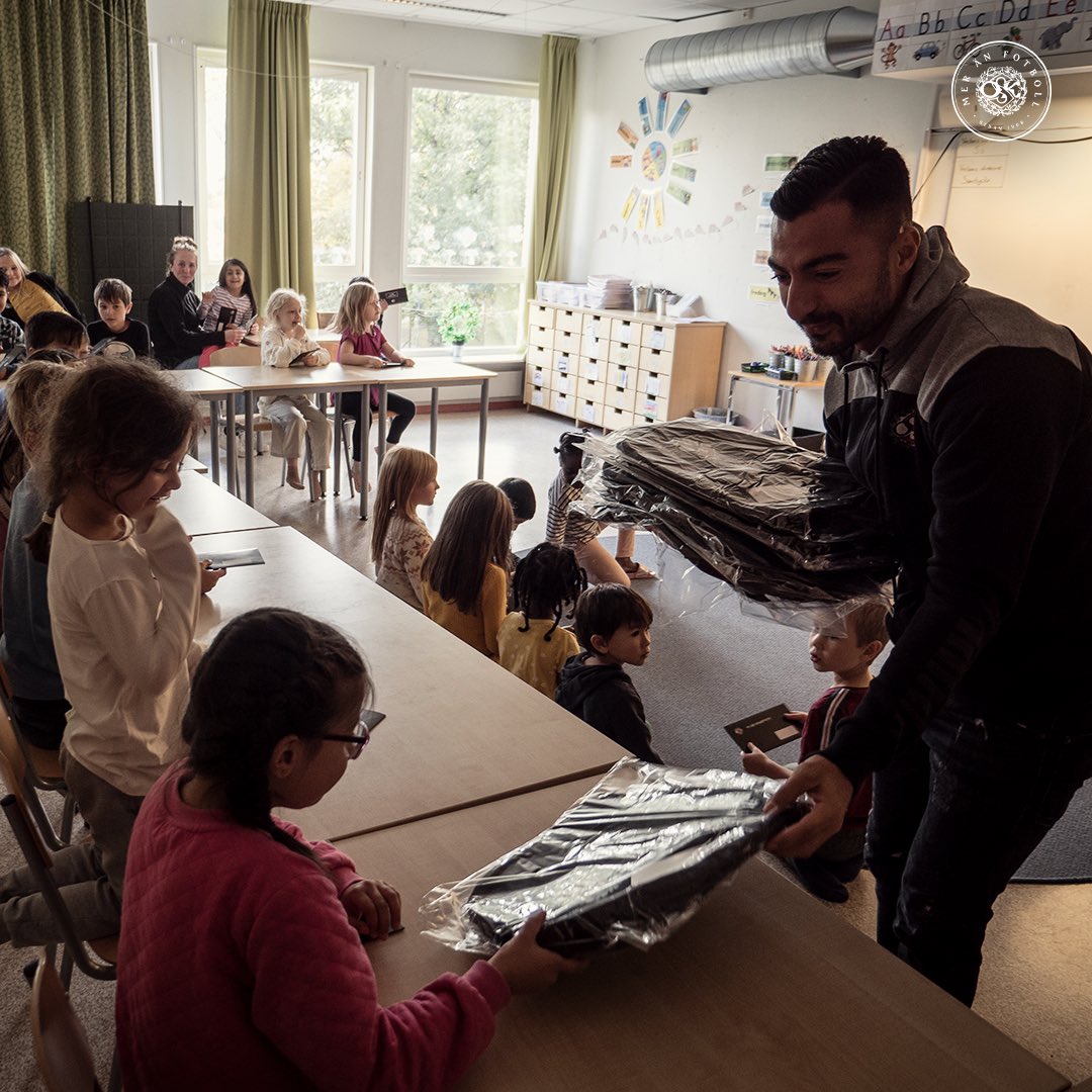 oskfotboll's tweet photo. Idag besökte Jiloan Hamad årskurs 1 och 2 på Mellringeskolan 🖤🤍 https://t.co/6OYfvLtPnu