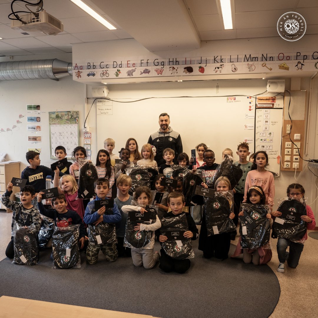 oskfotboll's tweet photo. Idag besökte Jiloan Hamad årskurs 1 och 2 på Mellringeskolan 🖤🤍 https://t.co/6OYfvLtPnu