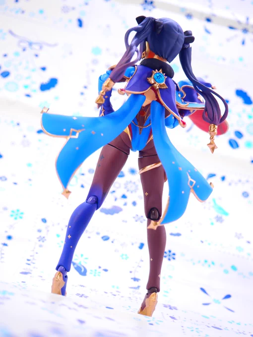 正直な所彩色の品質どうなるか不安だったんだけどいざ届いた物はけっこう良い感じ。可動なのに脇腹～太ももの滑らかなラインが感じられる。素晴らしいね。今日はもう時間遅いからここまで。 