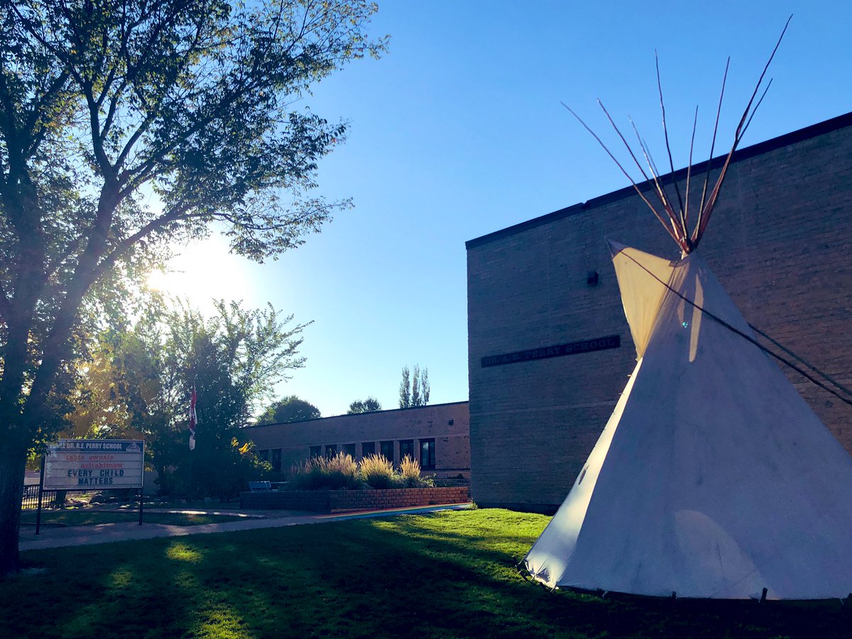 A huge thank you Ms. McKenzie-Cappo and Mr. Villeneuve for raising the tipi for our staff and students this morning! We are thrilled to have this learning space for our students on this important day! @RegPublicSchool #EveryChildMatters #chaqueenfantcompte #NDTR2022