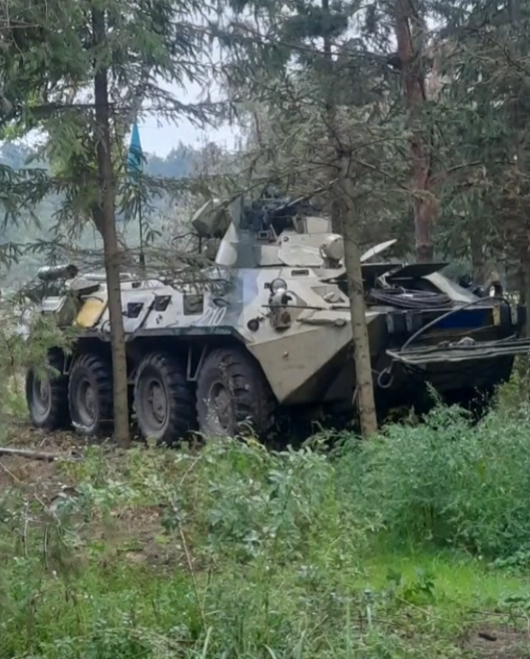 SalmelaJS's tweet photo. Captured #Russian BTR-82A № 201 pressed immediately into service along captured R-149MA1 command and staff vehicle. The location is Izium district.

The loss appears to be undocumented.

h/t @GlobalGeoNews for providing these awesome images. https://t.co/Y3cvRPnhx5
