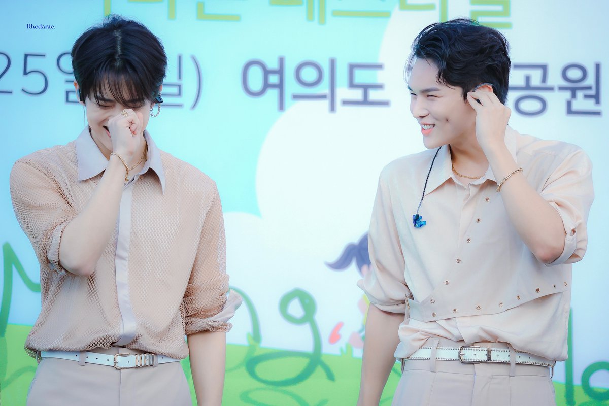 Rhodante_1109's tweet photo. 220925 그린리본마라톤 페스티벌 임세준 정수빈 HQ 💕

둘이 또 뭔 얘기 해 ! ⫬ㅋ⫬ㅋ

#임세준 #세준 #정수빈 #수빈 #빅톤 #VICTON
#LIMSEJUN #SEJUN #JUNGSUBIN #SUBIN https://t.co/lVm79hy5u6
