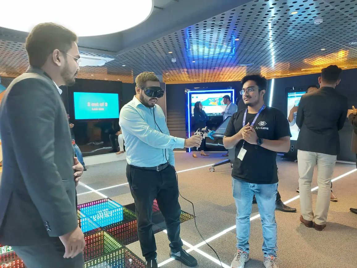 ajnalens's tweet photo. Demonstrating the power and potential of XR training in the banking sector at Bajaj Finserv's Nanoo Pamnani Technology Innovation &amp; Collaboration Centre (TICC) in Pune.

#AjnaLens #TIIC #HRcafe #AjnaLite2  #augmentedreality #virtualreality #ar #vr #mixedreality #mr https://t.co/In46f9yNkK