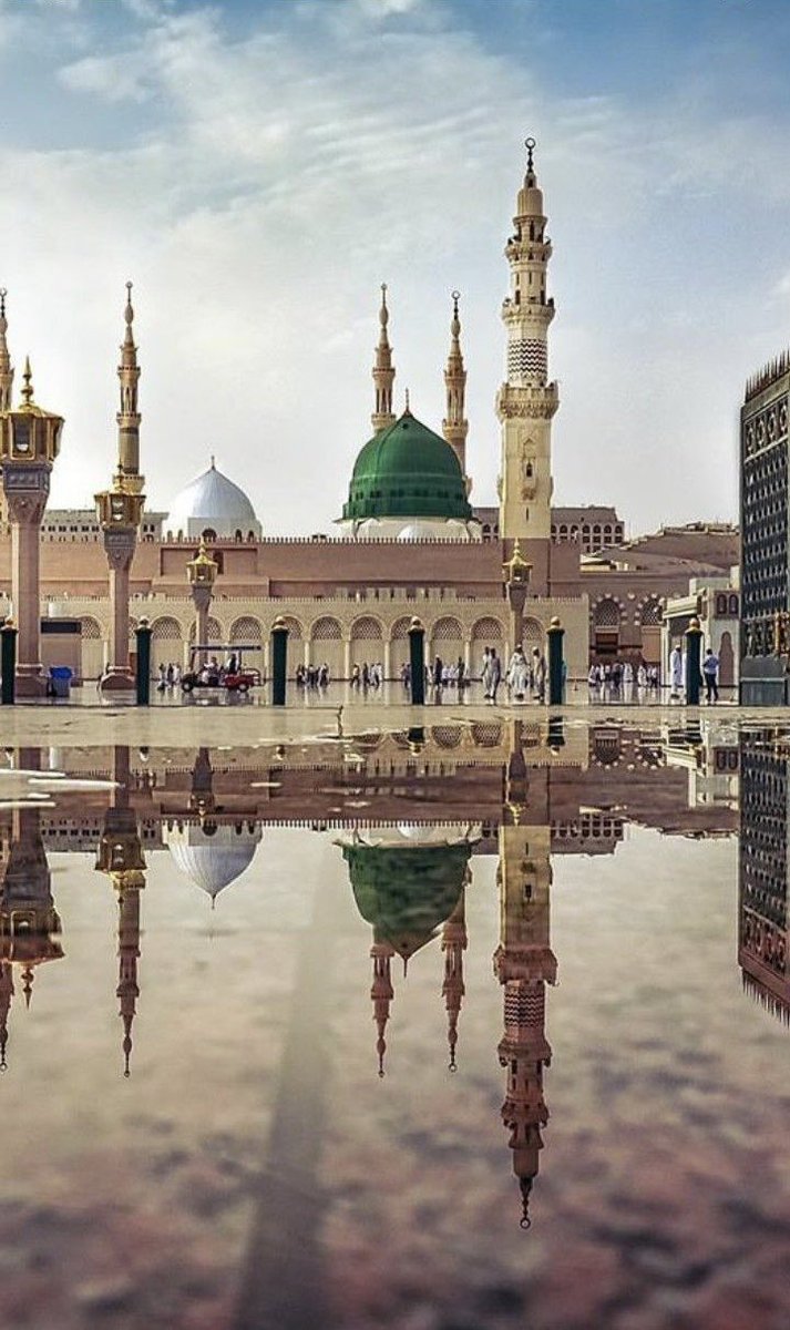 بطيبة رسم للرسول ومعهد - منير وقد تعفو الرسوم وتهمدُ
ولا تنمحي الآيات من دار حرمةٍ - بها منبر الهادي الذي كان يصعد
وواضح آثارٍ وباقي معالمٍ - وربع له فيه مصلى ومسجد
بها حجراتٌ كان ينزل وسطها - من ﷲ نور يستضاء ويوقد
معارف لم تُطمس على العهد آيُها - أتاها البِلى فالآي منها تَجدَّد