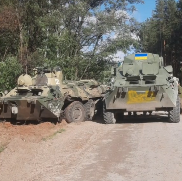 SalmelaJS's tweet photo. Captured #Russian BTR-82A № 201 pressed immediately into service along captured R-149MA1 command and staff vehicle. The location is Izium district.

The loss appears to be undocumented.

h/t @GlobalGeoNews for providing these awesome images. https://t.co/Y3cvRPnhx5
