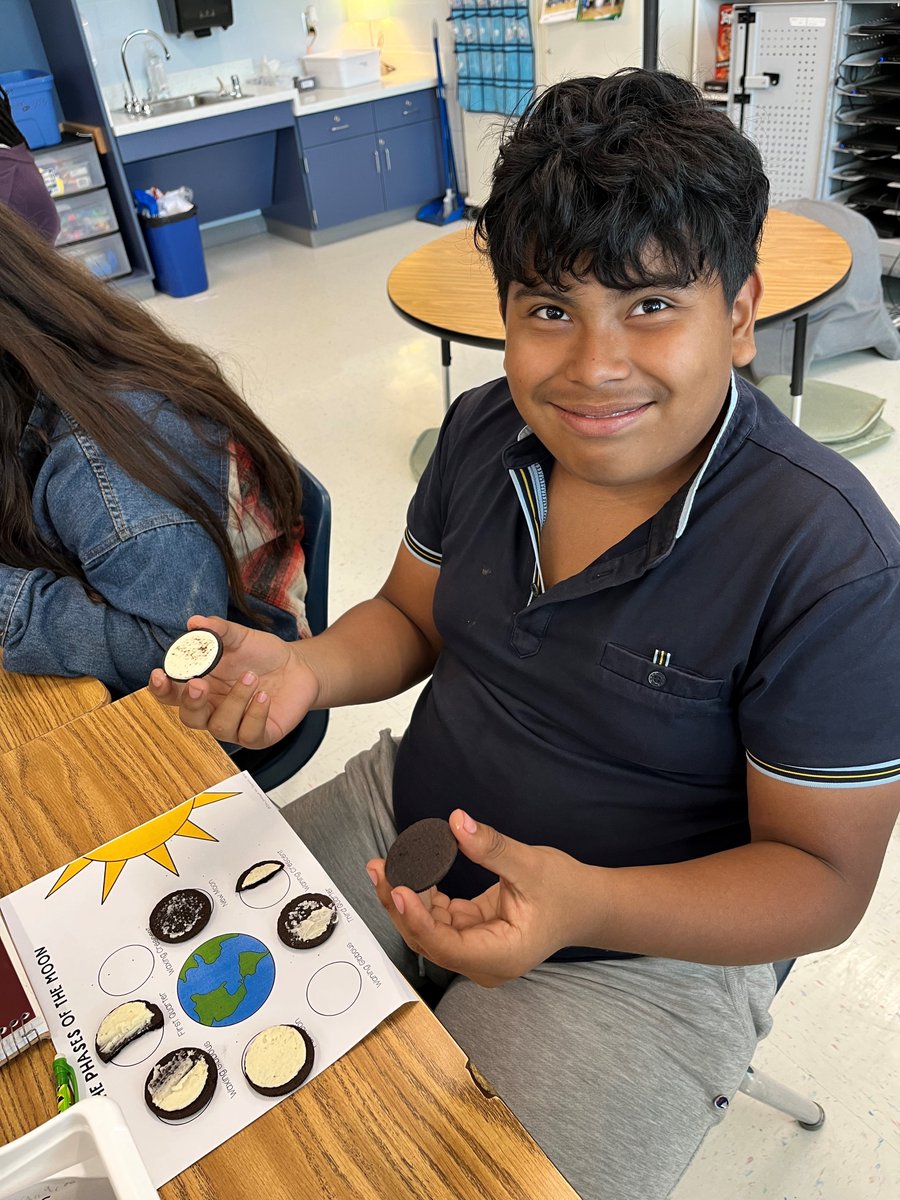 HyblaValley6th's tweet photo. Finishing up our Astronomy Unit using Oreos to make the phases of the Moon #HyblaValleyHuskies @HyblaValleyES @FCPSR3 https://t.co/NzUlO6rhmY