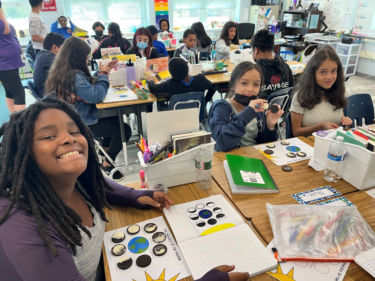 HyblaValley6th's tweet photo. Finishing up our Astronomy Unit using Oreos to make the phases of the Moon #HyblaValleyHuskies @HyblaValleyES @FCPSR3 https://t.co/NzUlO6rhmY