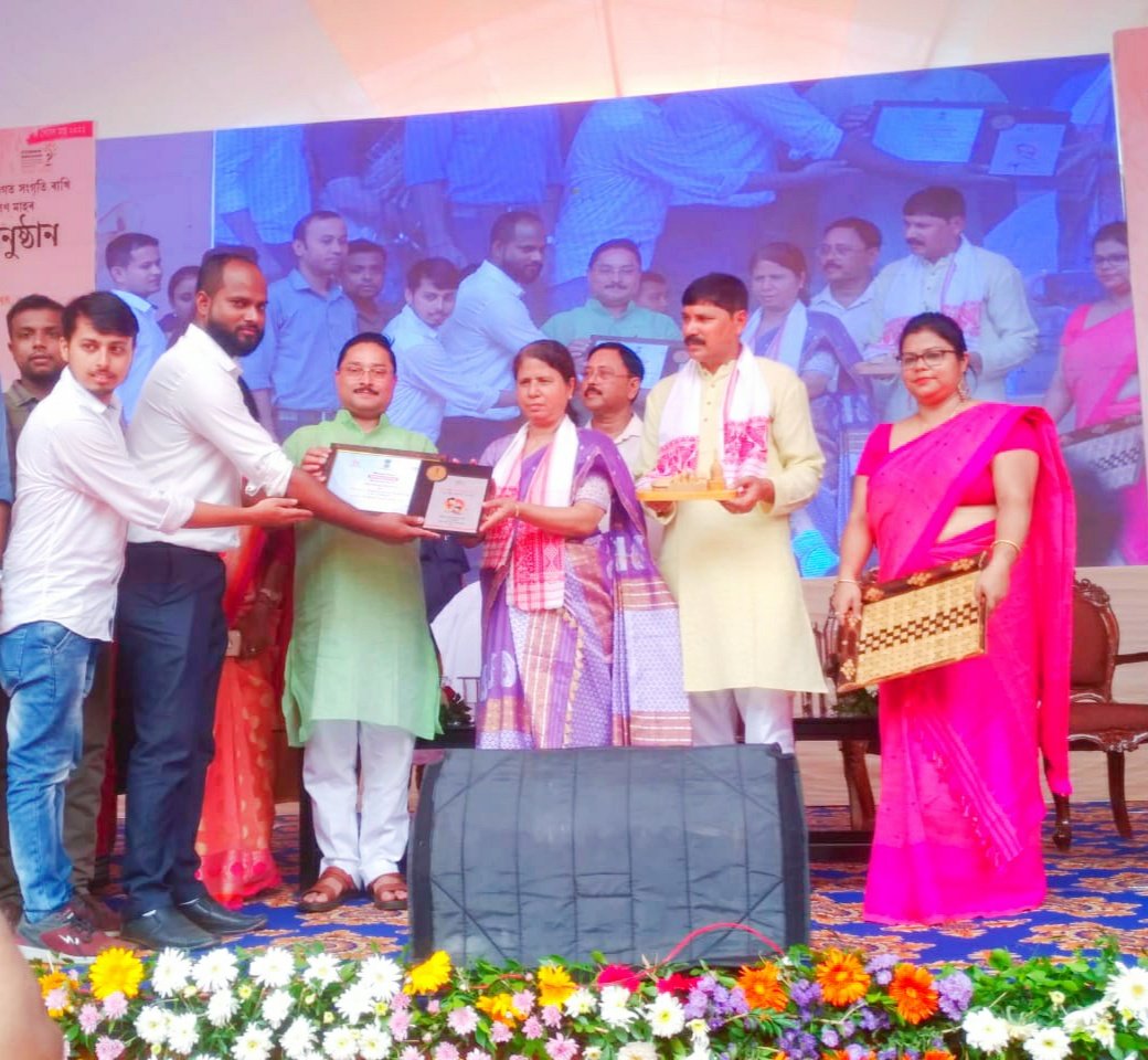 parvezmahedi49's tweet photo. Darrang district awarded as best performing district and got 1st prize in the category of Highest growth monitoring of children in the state during the state level closing ceremony of POSHAN Maah 2022 held today at Rangia. 
1/2 https://t.co/hxuEugXisa