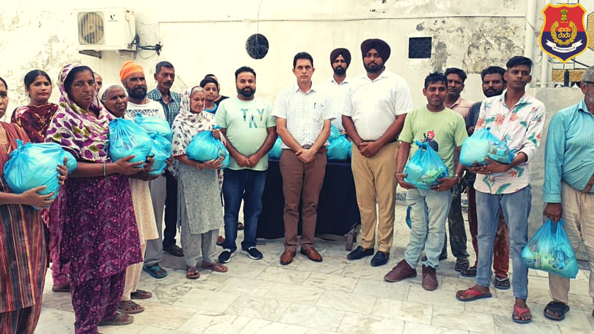 PP_kapurthala's tweet photo. ਕਪੂਰਥਲਾ ਪੁਲਿਸ ਸਾਂਝ ਕੇਦਰ ਭੁੱਲਥ ਵੱਲੋ ਗਰੀਬ ਅਤੇ ਲੋੜਵੰਦ ਪਰਿਵਾਰਾ ਨੂੰ ਰਾਸ਼ਨ ਅਤੇ ਖਾਣ ਵਾਲੀਆ ਵਸਤਾਂ ਮੁਹੱਈਆ ਕਰਵਾਈਆਂ ਗਈਆਂ ਅਤੇ ਨਸ਼ਿਆਂ ਦੇ ਬੁਰੇ ਪ੍ਰਭਾਵਾਂ, ਸਾਇਬਰ ਕ੍ਰਾਈਮ ਅਤੇ ਸਾਂਝ ਦੀਆਂ ਸੇਵਾਵਾਂ ਬਾਰੇ ਜਾਣਕਾਰੀ ਦਿੱਤੀ ਗਈ।
#LetsBringChange #PPSaanjh https://t.co/fZE5rnX7lt