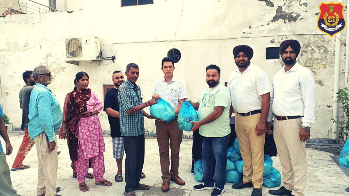 PP_kapurthala's tweet photo. ਕਪੂਰਥਲਾ ਪੁਲਿਸ ਸਾਂਝ ਕੇਦਰ ਭੁੱਲਥ ਵੱਲੋ ਗਰੀਬ ਅਤੇ ਲੋੜਵੰਦ ਪਰਿਵਾਰਾ ਨੂੰ ਰਾਸ਼ਨ ਅਤੇ ਖਾਣ ਵਾਲੀਆ ਵਸਤਾਂ ਮੁਹੱਈਆ ਕਰਵਾਈਆਂ ਗਈਆਂ ਅਤੇ ਨਸ਼ਿਆਂ ਦੇ ਬੁਰੇ ਪ੍ਰਭਾਵਾਂ, ਸਾਇਬਰ ਕ੍ਰਾਈਮ ਅਤੇ ਸਾਂਝ ਦੀਆਂ ਸੇਵਾਵਾਂ ਬਾਰੇ ਜਾਣਕਾਰੀ ਦਿੱਤੀ ਗਈ।
#LetsBringChange #PPSaanjh https://t.co/fZE5rnX7lt