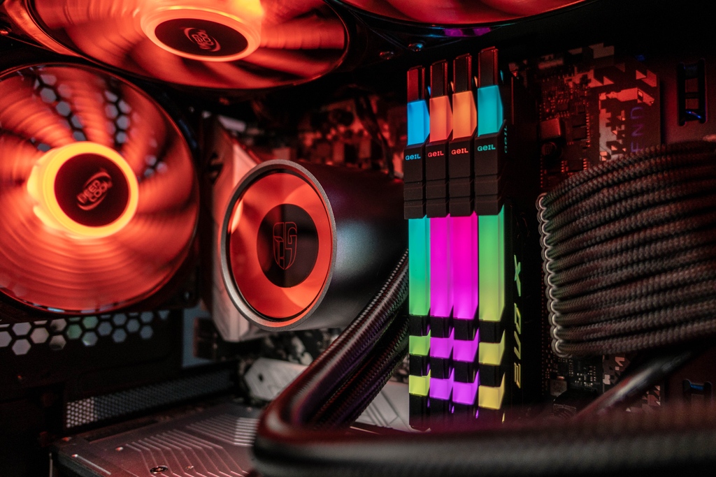 GeILMemory's tweet photo. These GeIL EVO X II memory sticks look as if they're magical glowing crystals inside this incredible build from @tech_raptor.
✨✨✨Use #YesGeILMemoryPics for a chance to get featured and follow us for your dose of epic builds and magnificent rigs!
#GeILMemory #Memory #RAM https://t.co/3fyTlt4rav