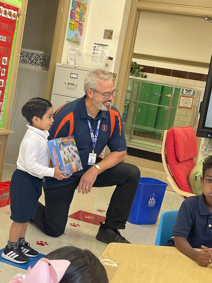 JGrayDISD's tweet photo. Saw some amazing things happening in 1st grade at @PrestonHollowES earlier this week. Ms. Katz &amp; Ms. Baron both meeting the needs of their students via small group instruction. Love to see it! 🙌🏽📚
Also a lucky little kindergarten kiddo winning a science prize from the AP! 🧪👨🏼‍🔬 https://t.co/LSAEXdRXVW