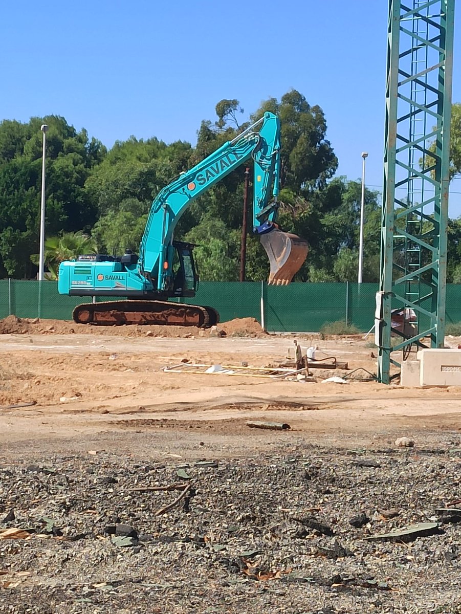 lapaztorrellano's tweet photo. Recibimos la visita de @GVAeducacio nos han informado del retraso tras una incidencia en el estudio geotécnico, la nueva construcción comienza y se hará todo lo posible para que este sea el último curso en prefabricadas y tengamos unos de los mejores colegios de la comunidad. https://t.co/JWvD4snQCo