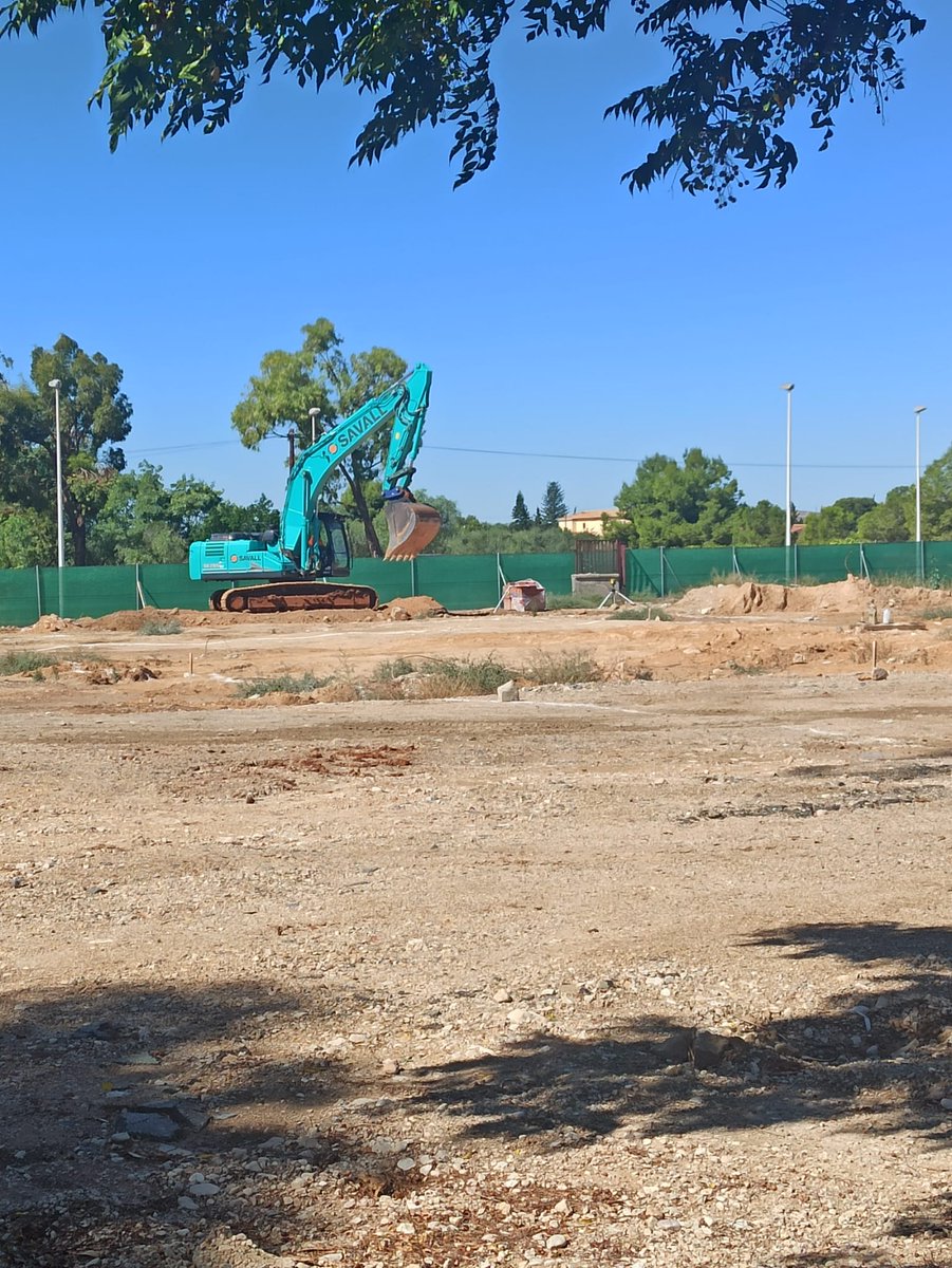 lapaztorrellano's tweet photo. Recibimos la visita de @GVAeducacio nos han informado del retraso tras una incidencia en el estudio geotécnico, la nueva construcción comienza y se hará todo lo posible para que este sea el último curso en prefabricadas y tengamos unos de los mejores colegios de la comunidad. https://t.co/JWvD4snQCo