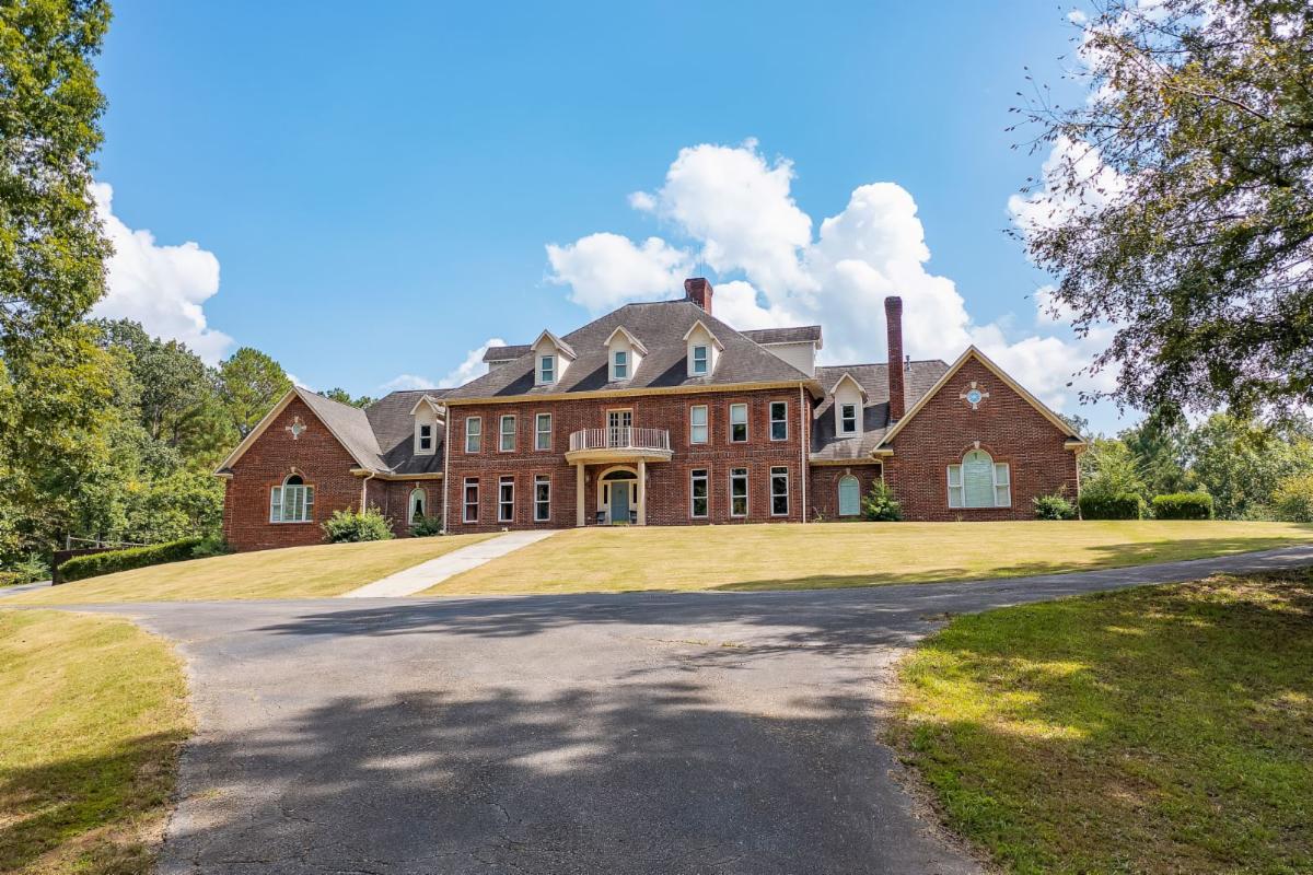 TargetAuctionCo's tweet photo. Check out our latest eblast featuring 3 Upcoming Luxury Property Auctions (Georgia, Arkansas & Alabama) https://t.co/hJ7expOH2a. QUESTIONS? Call 800-476-3939. #targetauctionco #realtors #realestateagents #auctionswork https://t.co/2yfBzdN6Ny
