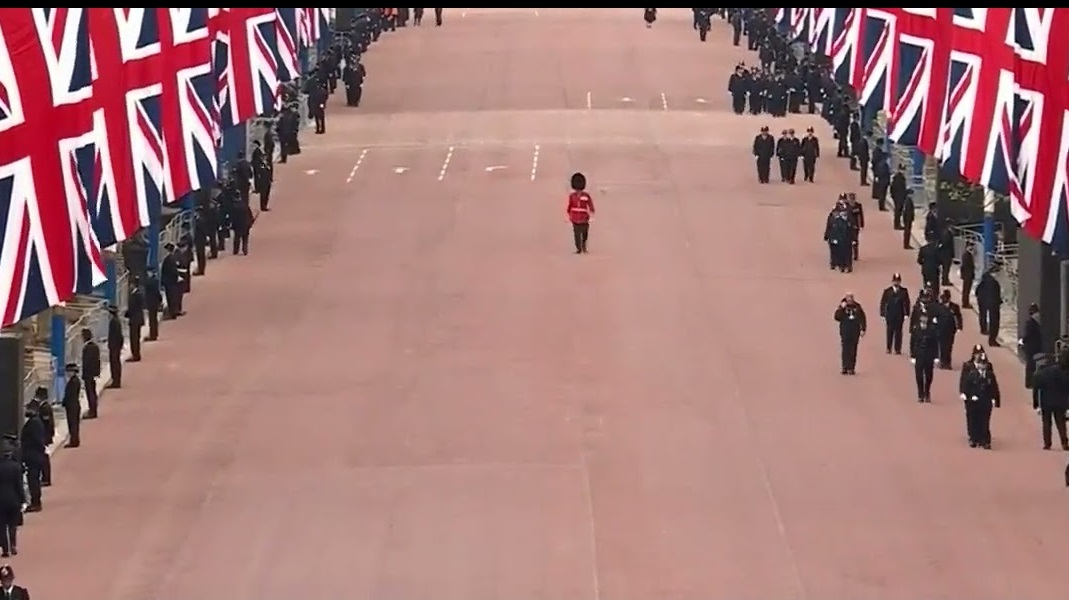 JohnNicholRAF's tweet photo. Sgt Maj Vern Stokes, who controlled all ceremonial aspects of the HM's Funeral, is running London Marathon on Sun for @Tickets4Troops 
Even with "worn out knees" he'll be quicker on the Mall than last time!😂 Good luck Vern.
Do RT &amp; perhaps bung a quid in:
https://t.co/9EtJZB1hWU https://t.co/jFIZMTxWxi