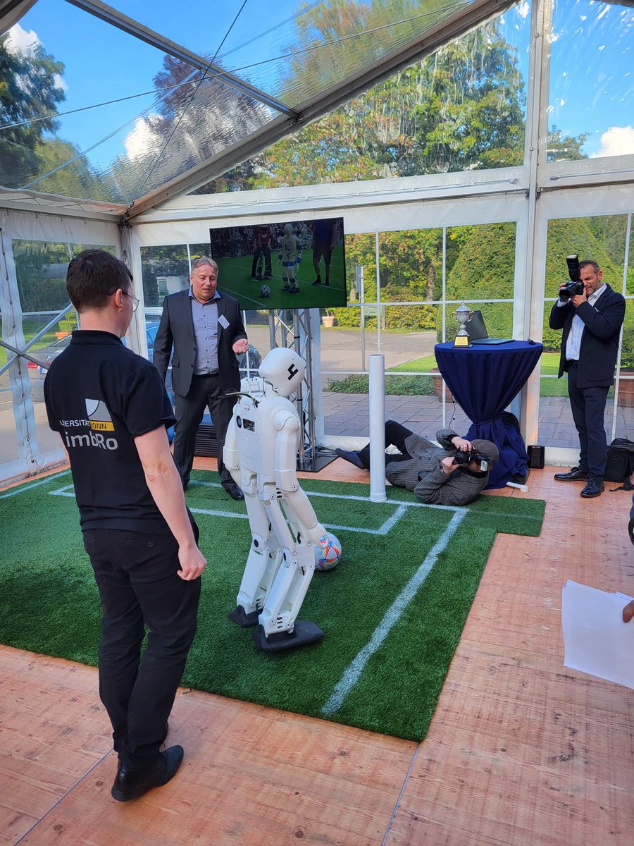 📸 #SneakPeek: At our press conference, journalists receive exclusive insights into the Lamarr Institute's interdisciplinary, cutting-edge research on #hybridML, #resourceawareML, #trustworthyAI, #embodiedAI &amp; #humancenteredsystems and talk to our scientists about their exhibits.