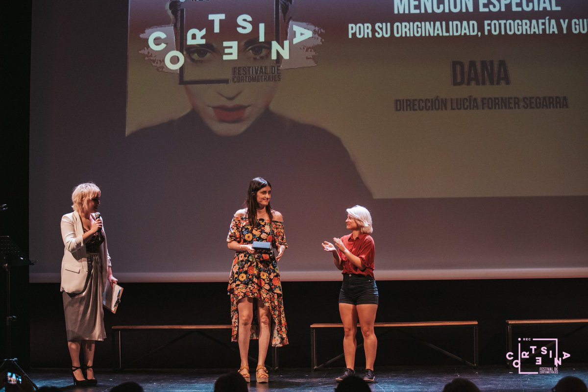 CortesinaFest's tweet photo. ¡Mención merecidísima para "Dana"! Por su originalidad, su gran trabajo fotográfico y su guion. Menudo trabajo se ha marcado @forner_lucia dirigiendo a @TdeBlume  y menudo futuro les auguramos. ¡Felicidades!

#Festival #Cortometraje #HelenaCortesina #Cine #Alicante https://t.co/9wM19AJ3Rc