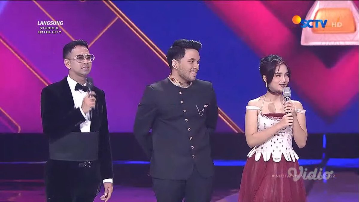 SCTV's tweet photo. "Hubungan kita gak main-main" -Fuji

Couple yang satu ini ga pernah gagal untuk bikin baper dehh🥺❤️ Suka banget sama Thofu🥰

#InfotainmentAwards2022 https://t.co/r2kXA1gDQi