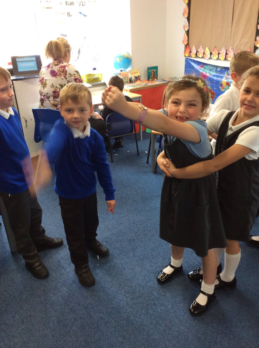 PatPriAcad's tweet photo. Today year 2 were finding out if more could have been done to stop the fire of London. The children acted out different ways to try and put the fire out. They acted out how fire hooks, buckets, squirters, fire pumps and gunpowder were used.#PatYear2 #PatHistory https://t.co/pBBGk4qJzH
