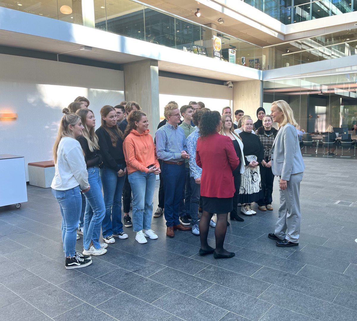 Studenten van <a href="/AvansHogeschool/">Avans Hogeschool</a> zijn vandaag op bezoek geweest. Beleidsmedewerker Yannick en woordvoerder Hayat hebben hen alles verteld over werken bij Financiën. En ook de minister kwam nog even langs!