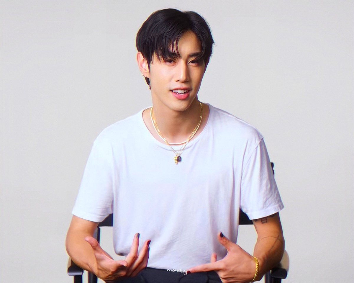 0409SAT's tweet photo. เครียดเนาะเกิดมาเป็นคนหล่อ

#theotherside #faraway   
#MarkTuan #Mark  #마크 #段宜恩  
@marktuan @dnaofficial https://t.co/2XHew1EWF6