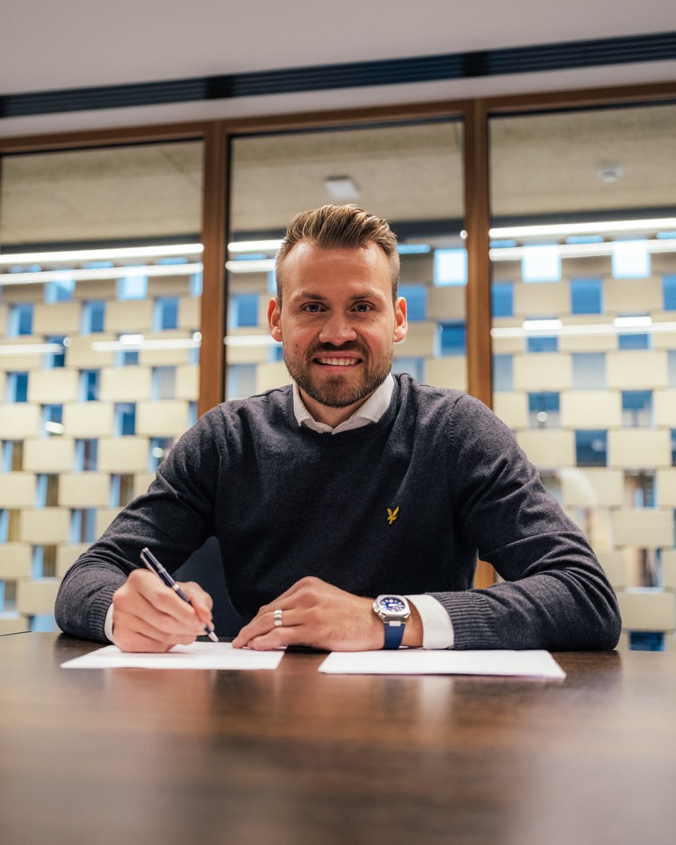 Grateful for the past, excited for the future. ✍🏻💙🖤 #Simon2026 @ClubBrugge