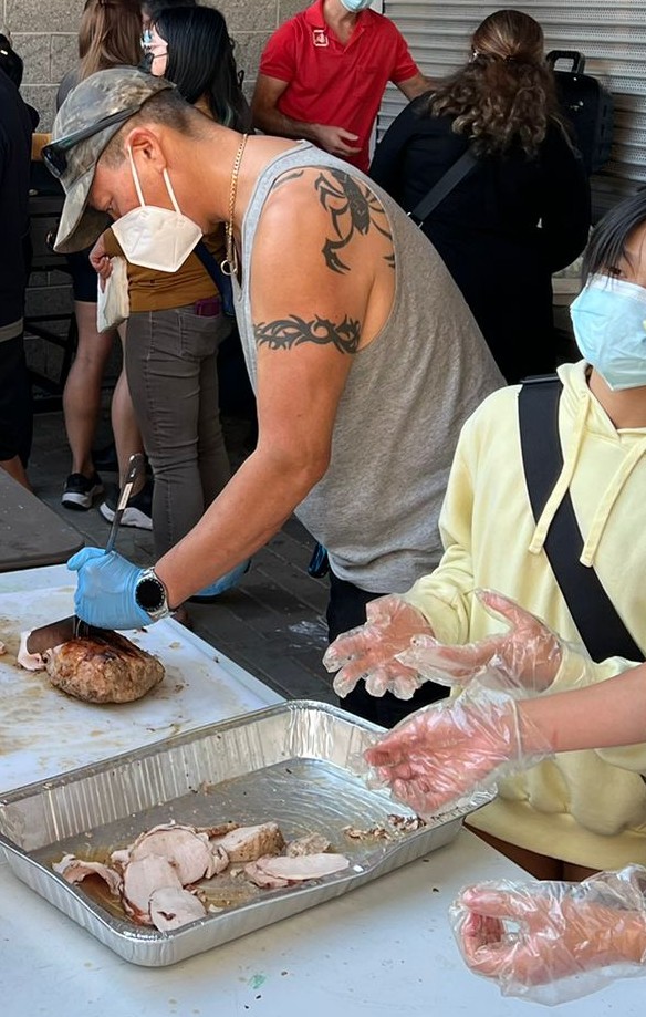 DavidChenTweets's tweet photo. One of my kids spontaneously asked if she could help out at the school BBQ I'm volunteering at. It's true that kids will model their parents' behavior. #ProHappyDad to see her becoming community minded. #ProStrongCommunity https://t.co/4yDfnIaDYa
