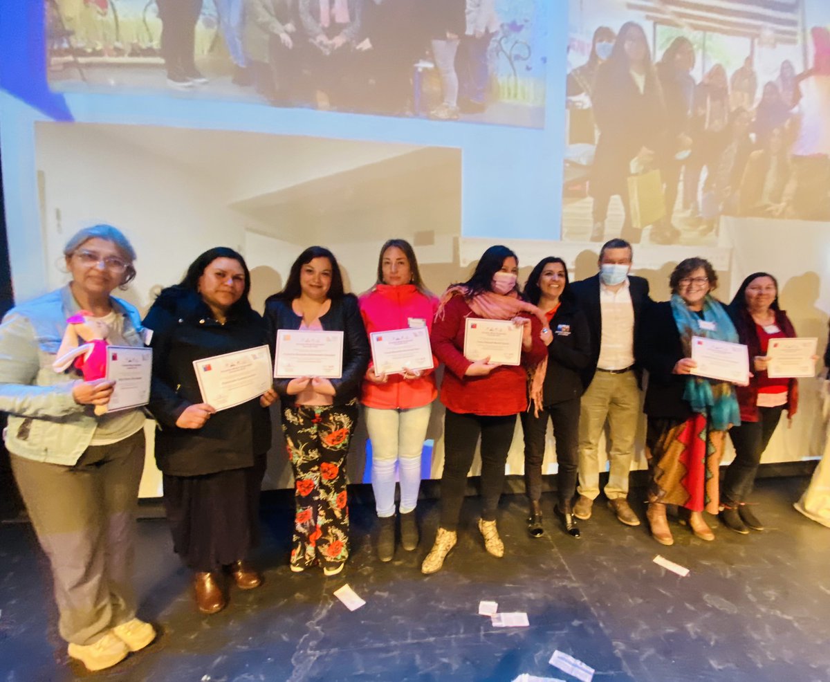 <a href="/DPROhiggins/">Delegación Presidencial Regional de O'Higgins</a> Fabio López junto a <a href="/Nata_Sanchez_A/">Natalia Sánchez</a> <a href="/GORE_OHiggins/">Gobierno Regional de O'Higgins</a> directores de <a href="/SernamEG_OHiggi/">SernamEG O'Higgins</a> <a href="/loretocalderon2/">Loreto Calderón</a> <a href="/CorfoOHiggins/">Corfo O'Higgins</a> <a href="/osc_avila/">Óscar Ávila Méndez.</a> <a href="/SERCOTECSexta/">Sercotec O'Higgins</a> <a href="/carrenoleo/">Leandro Carreno</a> <a href="/FOSIS_OHI/">FOSIS Región de O'Higgins</a> <a href="/davidmellabanda/">Andrew</a> participan en ceremonia de certificación de la “Escuela Mujer Emprende 2022”.